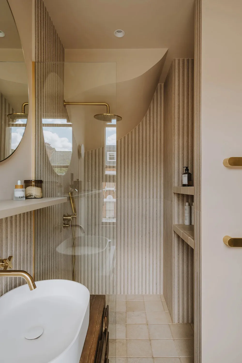 Design contemporain chaleureux et plafonds inclinés : appartement à Londres - Gallery image 23