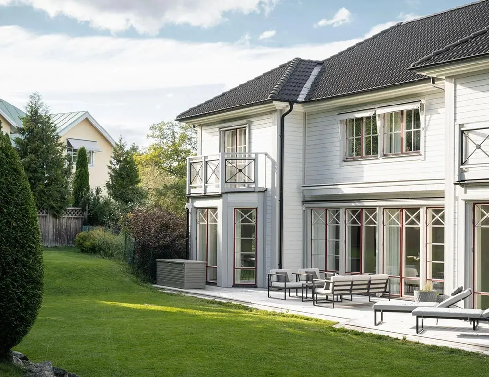 Grandes ventanas y diseño moderno elegante: villa en los suburbios de Estocolmo - Gallery image 38