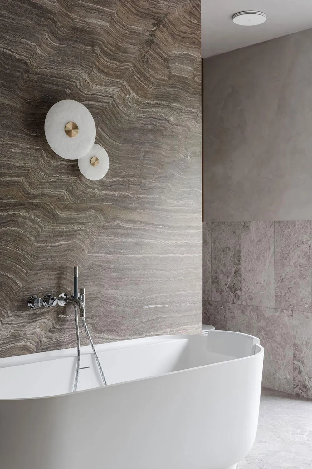 Grandes ventanas y diseño moderno elegante: villa en los suburbios de Estocolmo - Gallery image 28