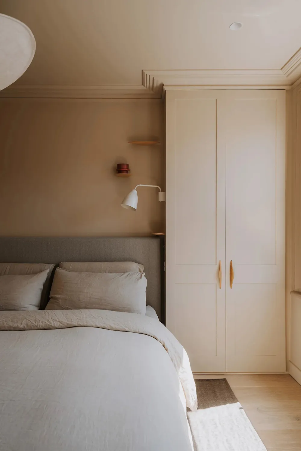 Design contemporain chaleureux et plafonds inclinés : appartement à Londres - Gallery image 18