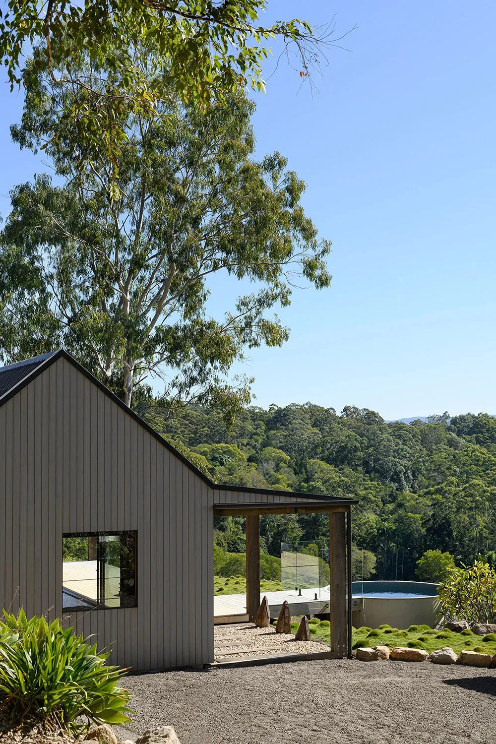 Kleines Holzhüttenhaus auf einem Hügel mit Ausblick auf den Naturschutzpark - Gallery image 1