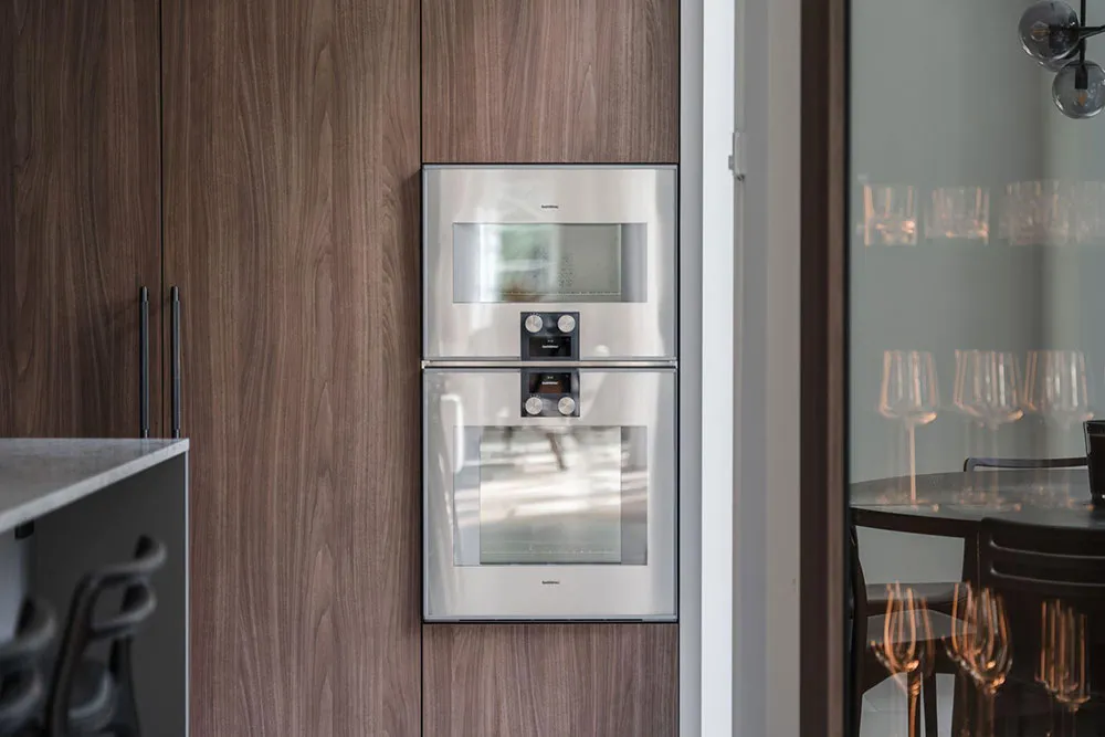 Grandes ventanas y diseño moderno elegante: villa en los suburbios de Estocolmo - Gallery image 14