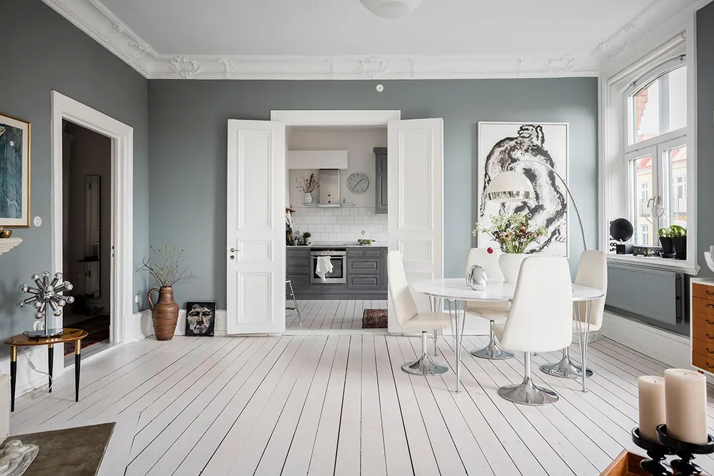 Деревянные двери и смелое искусство: необычная квартира в Гётеборге - Gallery image 20