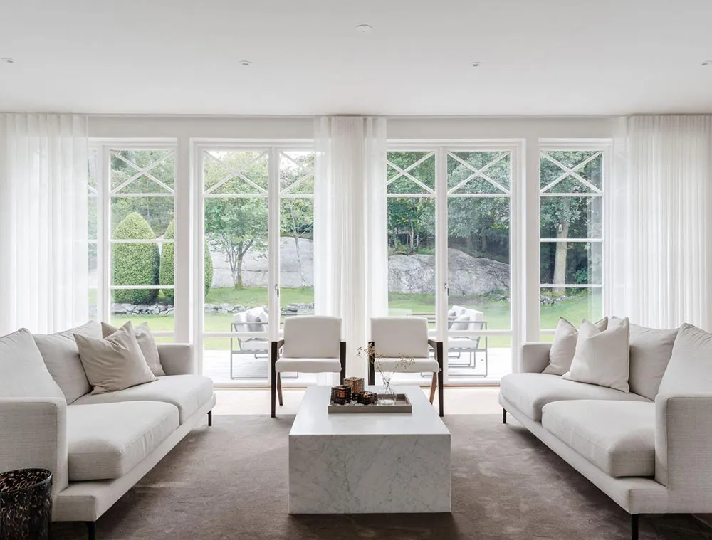 Grandes ventanas y diseño moderno elegante: villa en los suburbios de Estocolmo - Gallery image 2