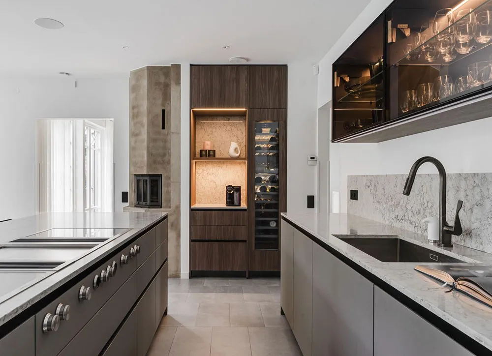 Grandes ventanas y diseño moderno elegante: villa en los suburbios de Estocolmo - Gallery image 6