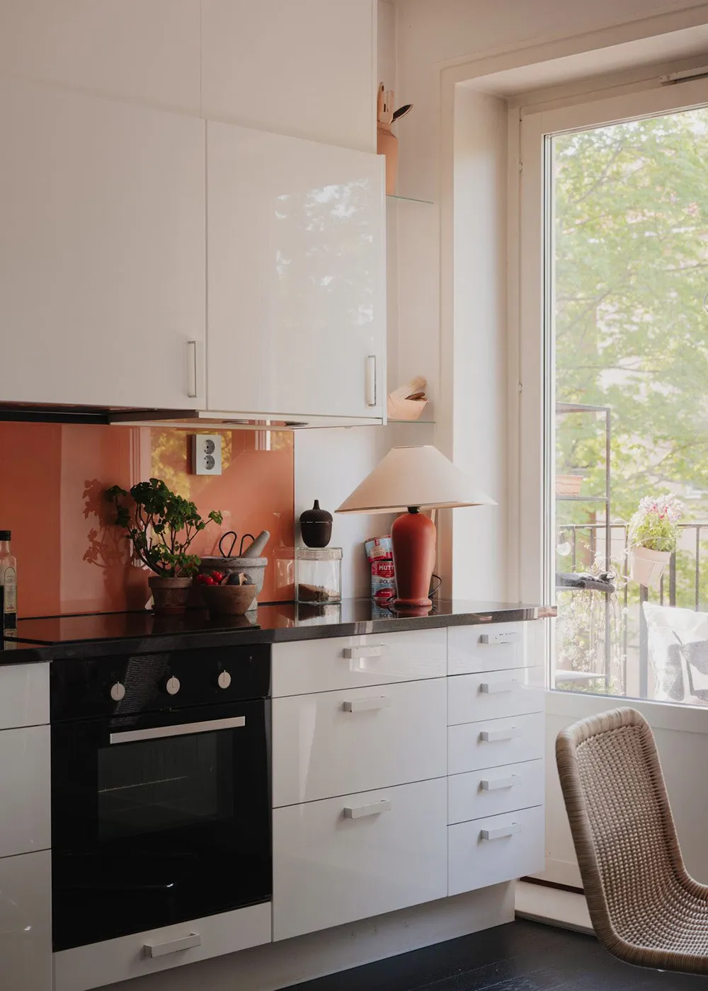 Маленькая шведская квартира с тёмным полом и спальней в нише (35 кв. м) - Gallery image 13