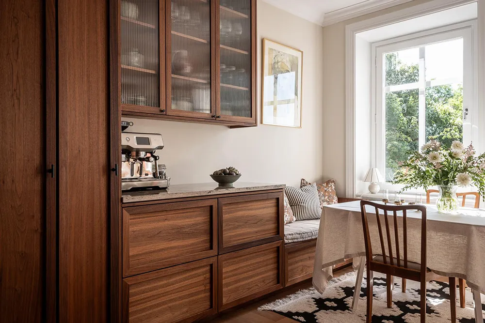 Стильна дерев'яна кухня та вид на сад: квартира в Гетеборзі - Gallery image 13