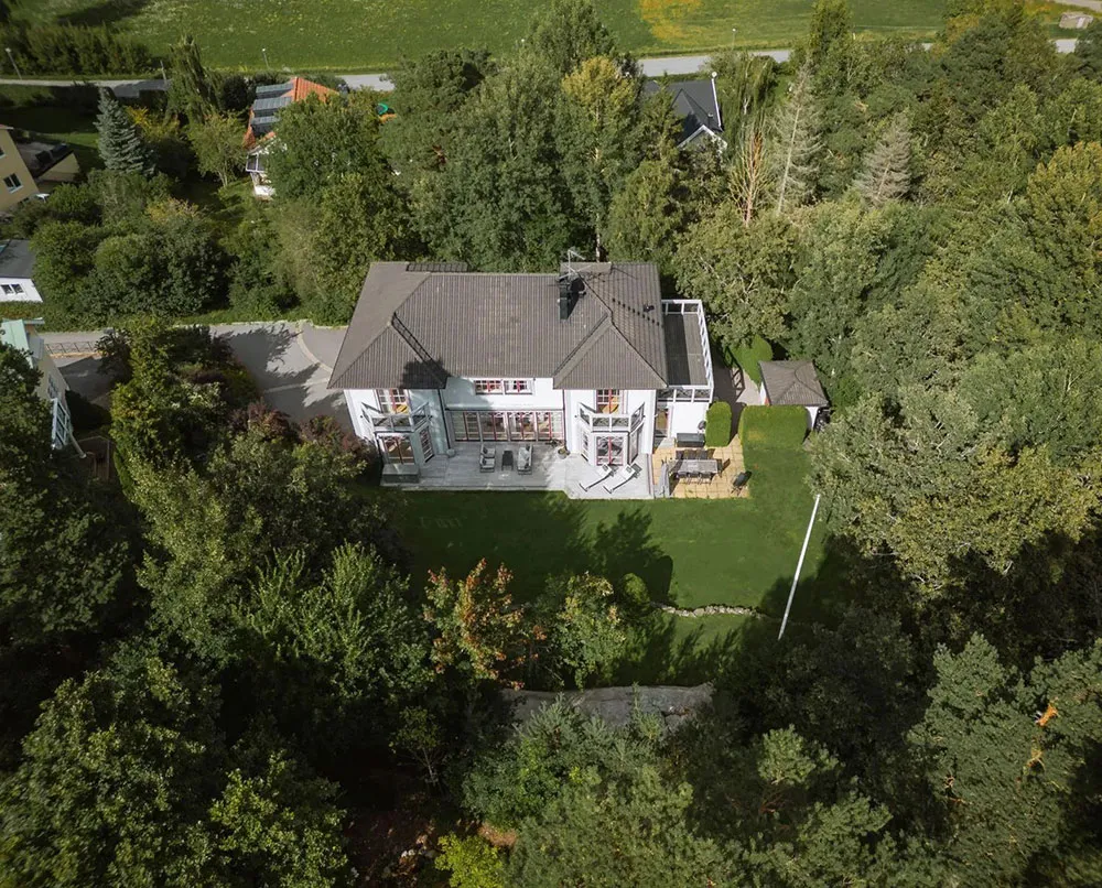 Grandes ventanas y diseño moderno elegante: villa en los suburbios de Estocolmo - Gallery image 37