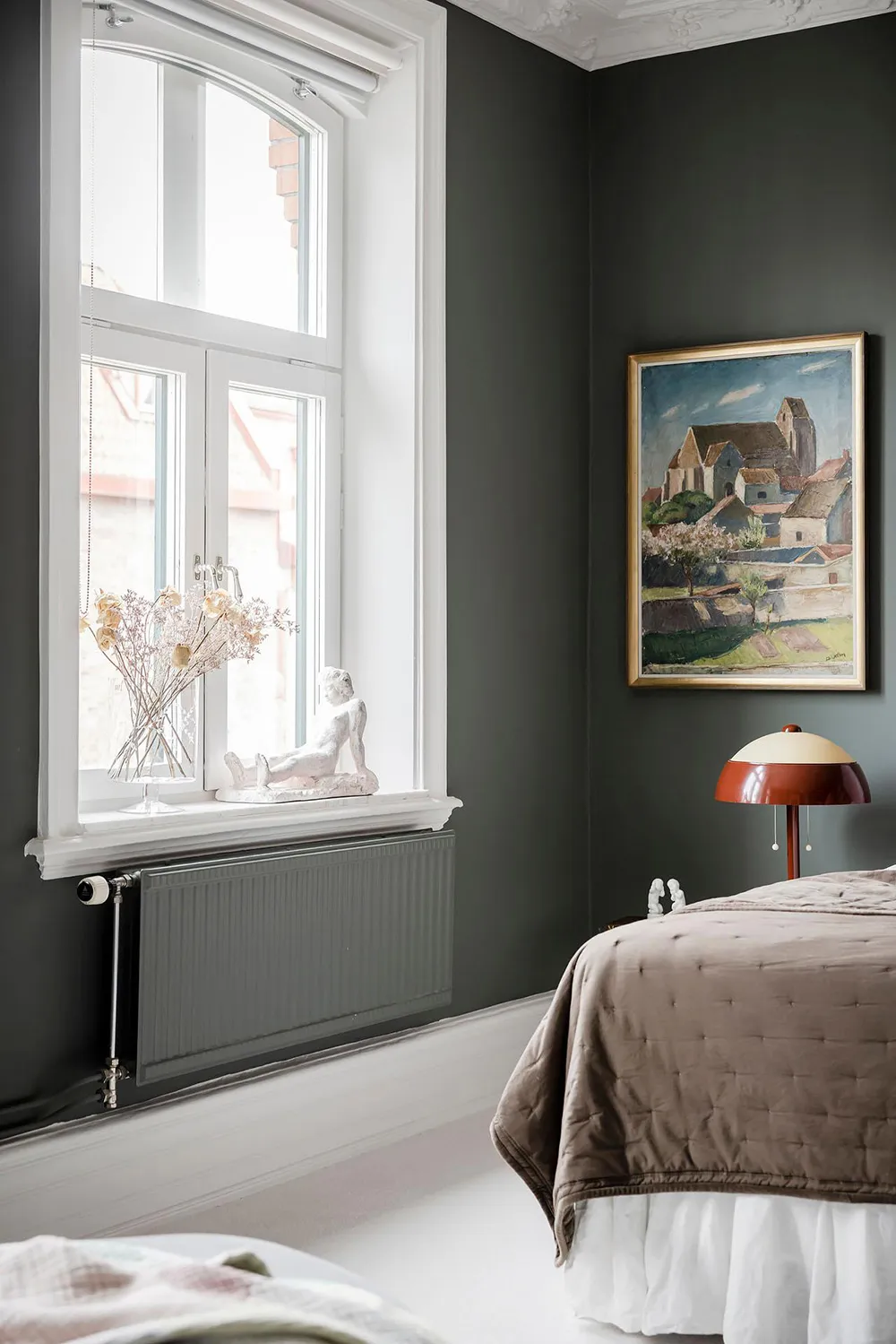 Деревянные двери и смелое искусство: необычная квартира в Гётеборге - Gallery image 12