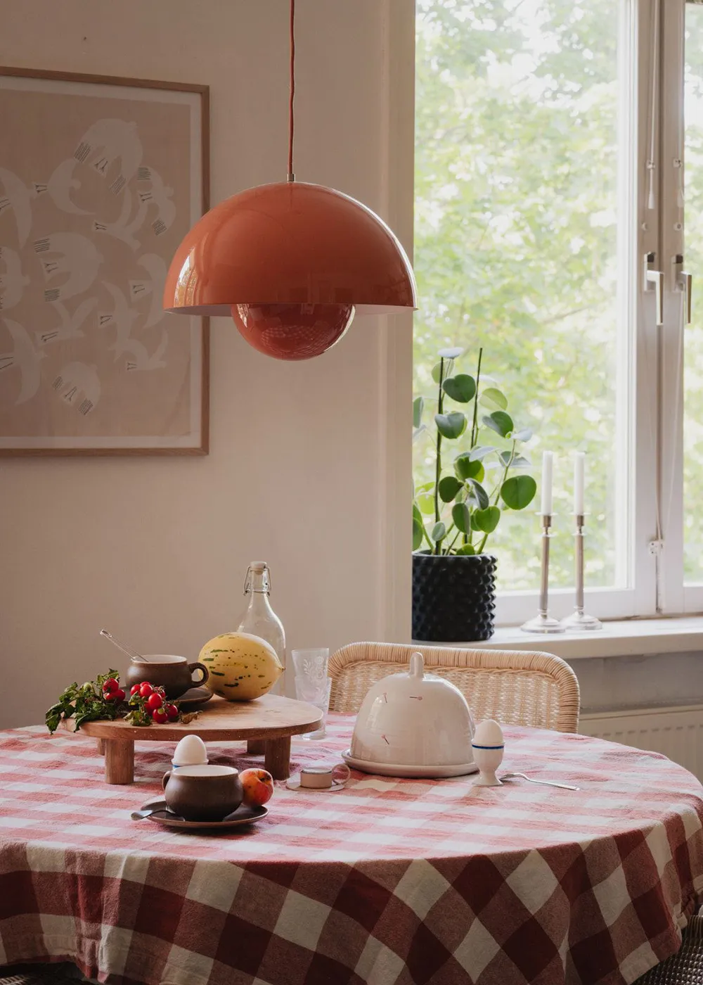 Маленькая шведская квартира с тёмным полом и спальней в нише (35 кв. м) - Gallery image 6