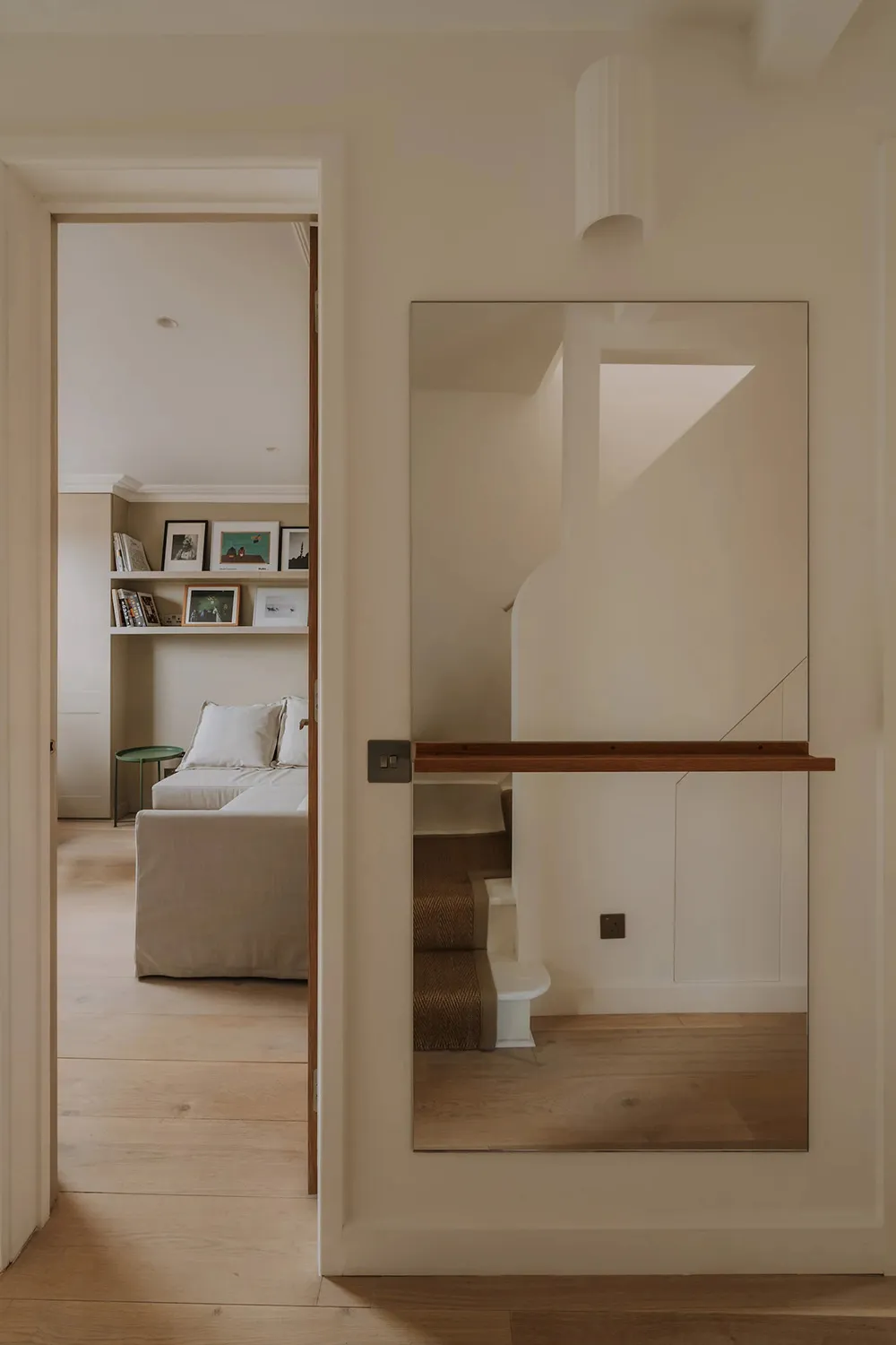 Design contemporain chaleureux et plafonds inclinés : appartement à Londres - Gallery image 16