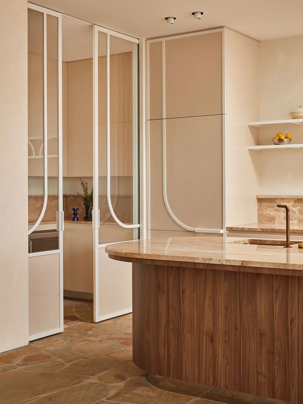 Notes d'art déco dans les intérieurs chauds d'une maison côtière en Australie - Gallery image 3