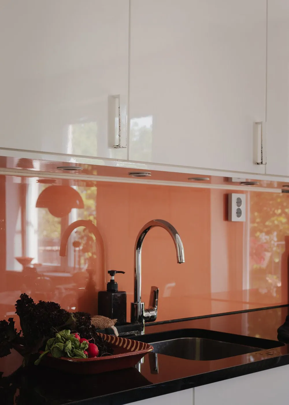 Маленькая шведская квартира с тёмным полом и спальней в нише (35 кв. м) - Gallery image 14