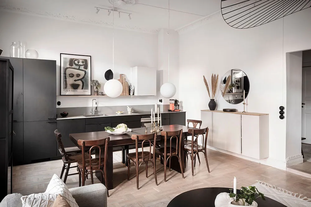 Необычное пространство и чёрные акценты: стильная квартира в Гётеборге - Gallery image 2