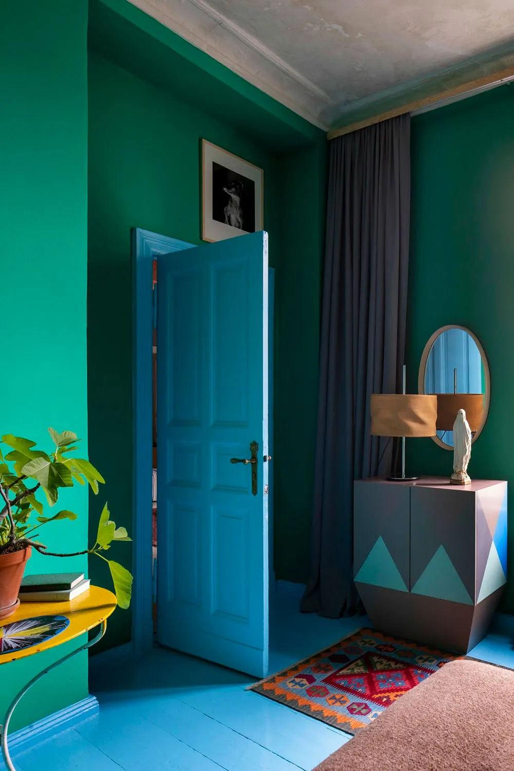 Mutige Farben in der Wohnung eines Möbeldesigners in Berlin - Gallery image 4