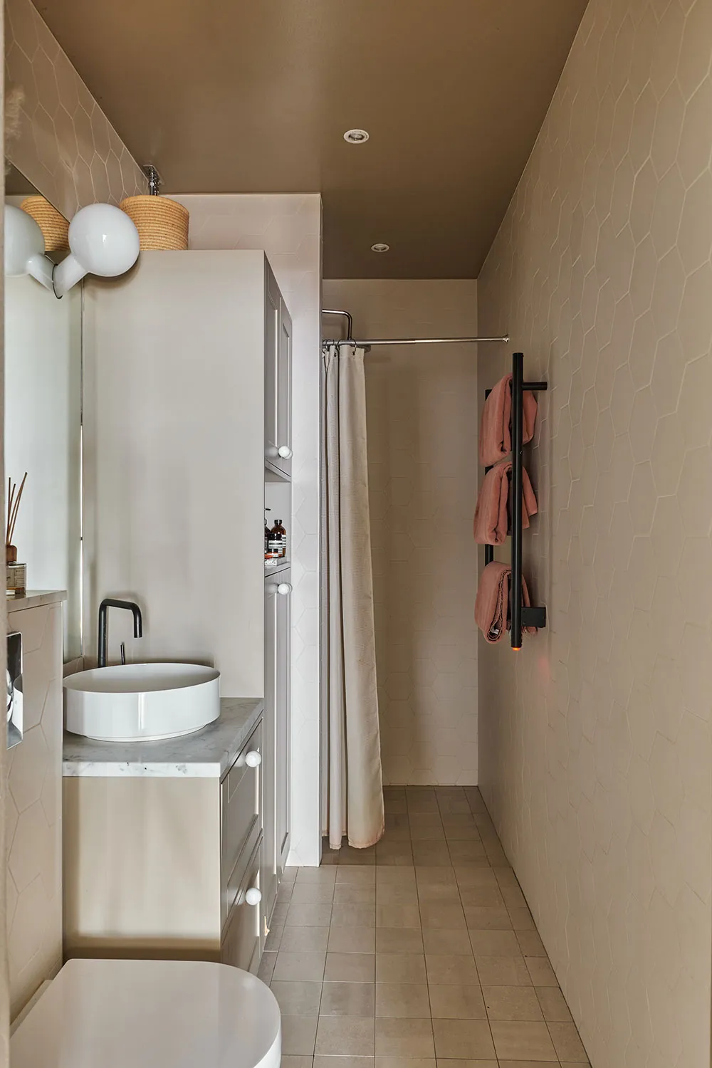 Paredes de café y decoración escandinava acogedora: apartamento en Estocolmo - Gallery image 21