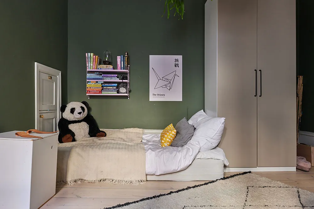 Paredes de café y decoración escandinava acogedora: apartamento en Estocolmo - Gallery image 17