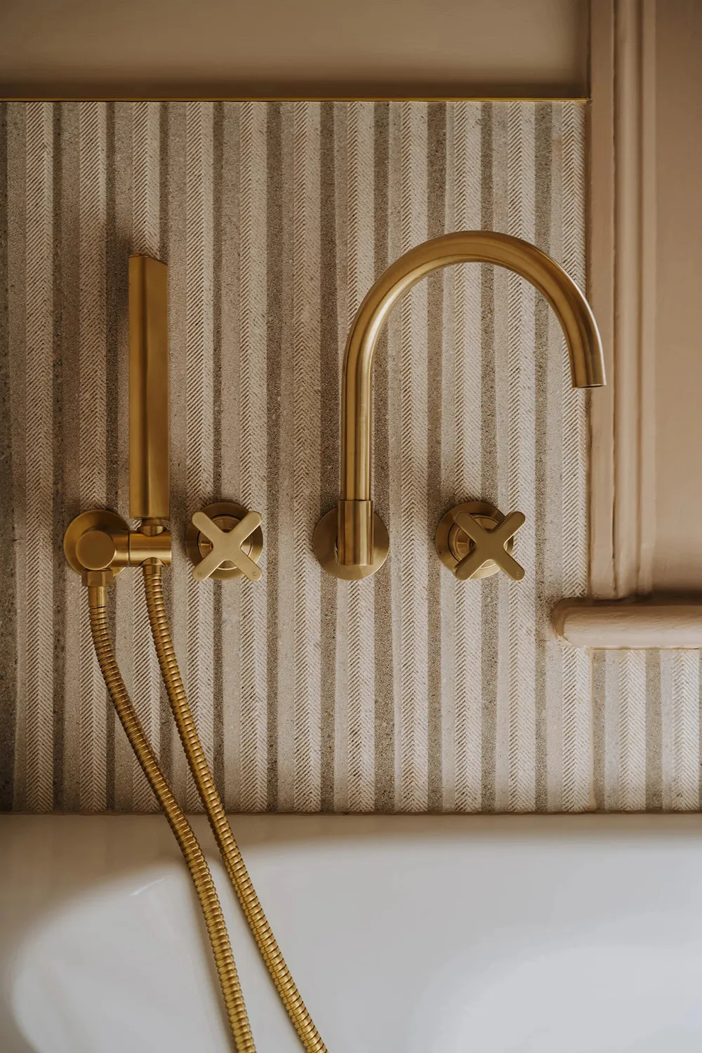 Design contemporain chaleureux et plafonds inclinés : appartement à Londres - Gallery image 26