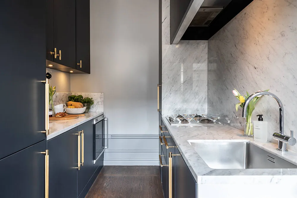 Élegante appartement suédois avec chambre à coucher bleue foncé (62 m²) - Gallery image 14