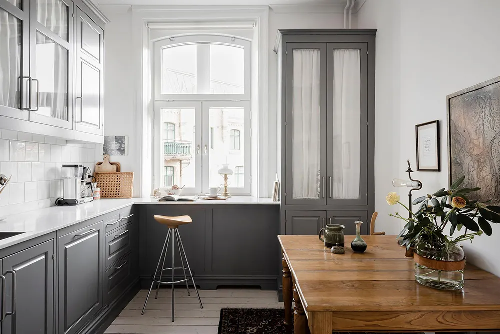 Деревянные двери и смелое искусство: необычная квартира в Гётеборге - Gallery image 15