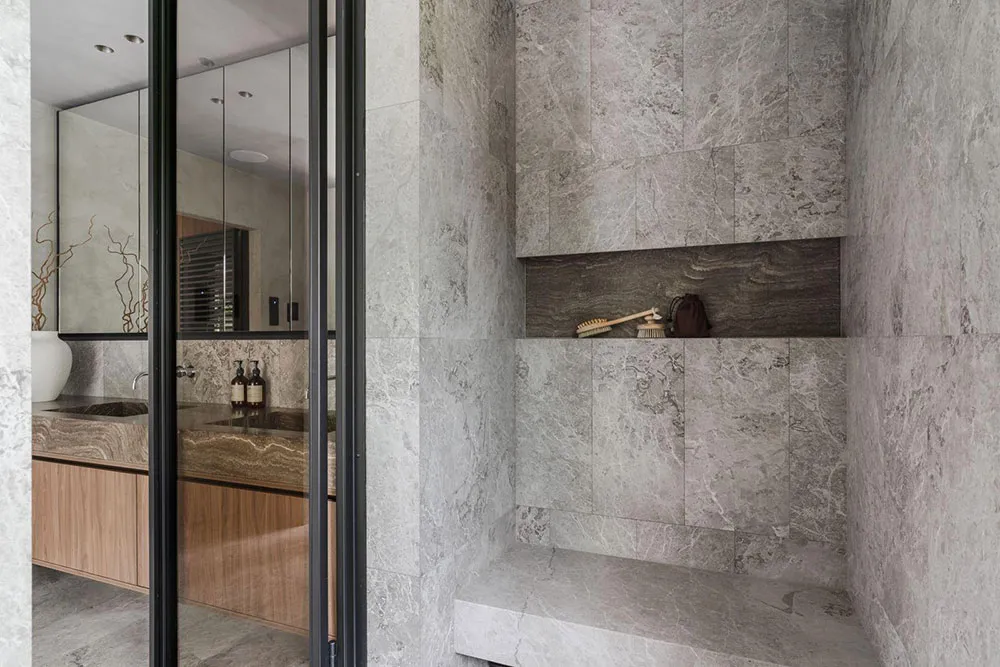 Grandes ventanas y diseño moderno elegante: villa en los suburbios de Estocolmo - Gallery image 30