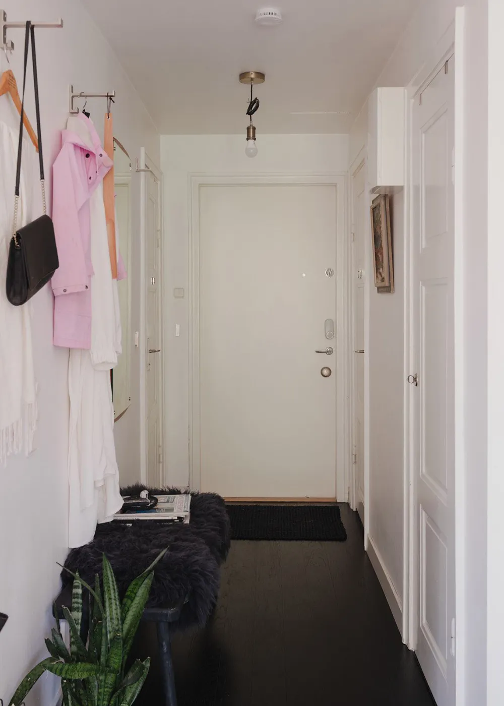 Маленькая шведская квартира с тёмным полом и спальней в нише (35 кв. м) - Gallery image 18