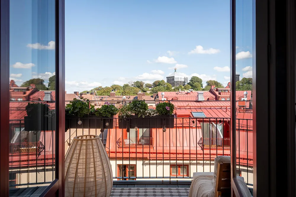 Стильна дерев'яна кухня та вид на сад: квартира в Гетеборзі - Gallery image 24