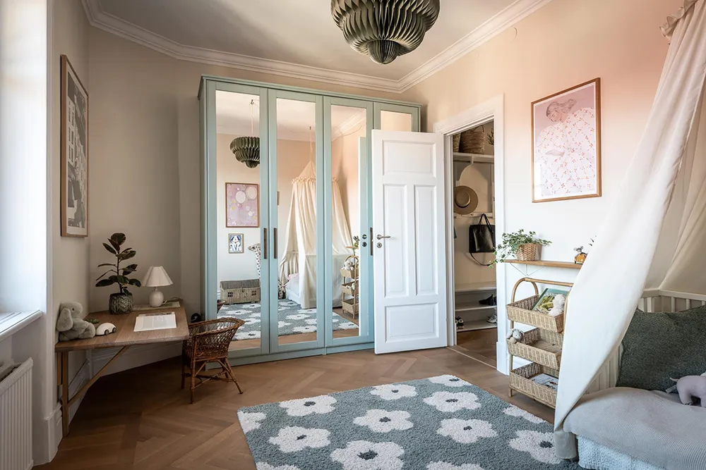 Стильна дерев'яна кухня та вид на сад: квартира в Гетеборзі - Gallery image 28