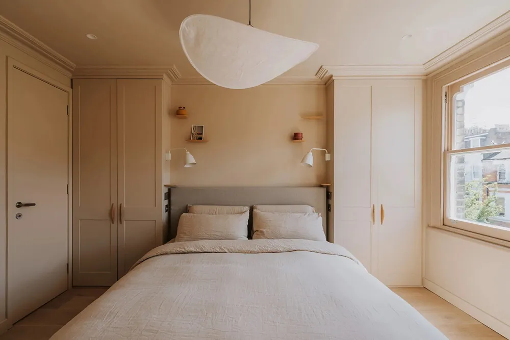 Design contemporain chaleureux et plafonds inclinés : appartement à Londres - Gallery image 17