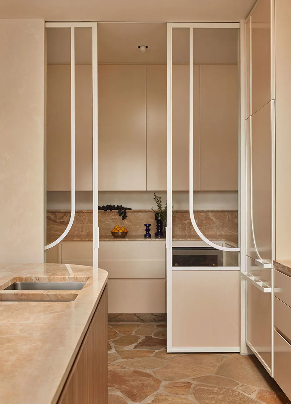 Notes d'art déco dans les intérieurs chauds d'une maison côtière en Australie - Gallery image 4