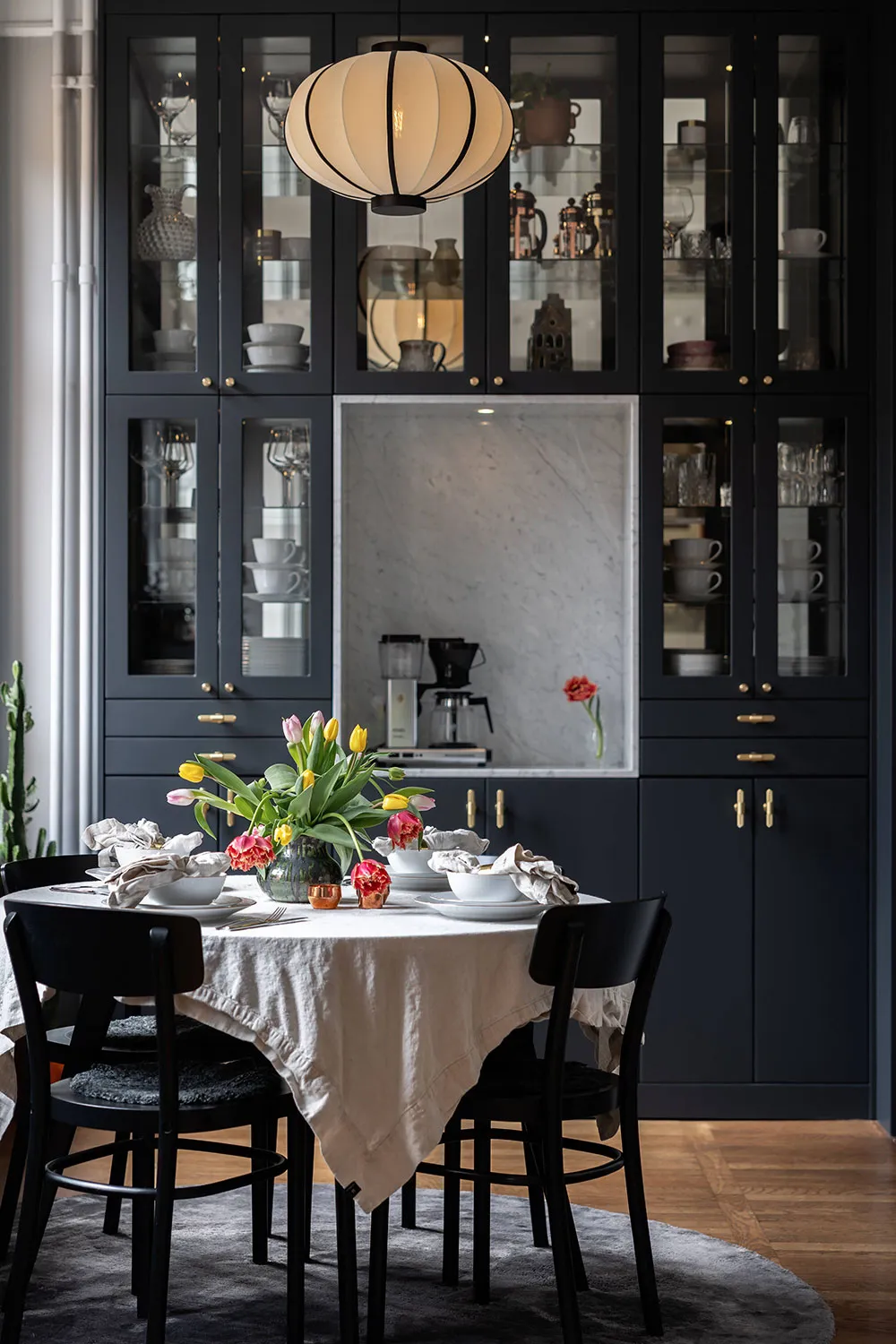 Élegante appartement suédois avec chambre à coucher bleue foncé (62 m²) - Gallery image 11