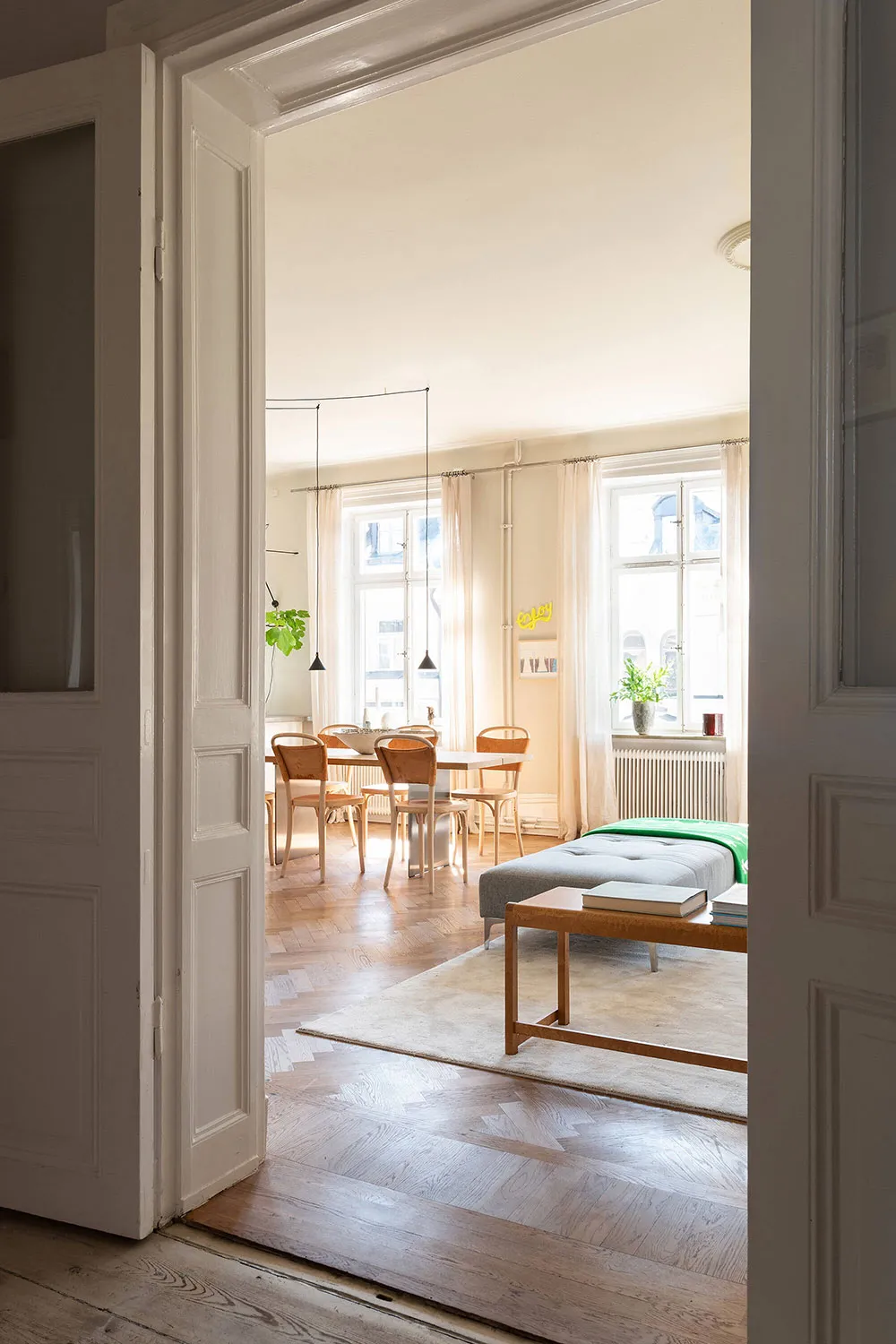 Ciepły i elegancki интерьер przestronnego mieszkania w Sztokholmie - Gallery image 1