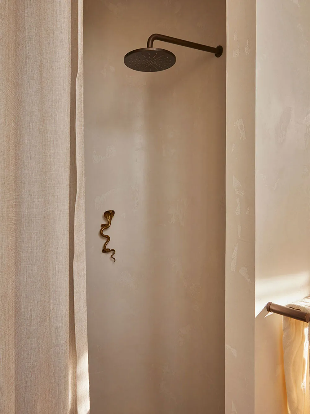 Notes d'art déco dans les intérieurs chauds d'une maison côtière en Australie - Gallery image 13