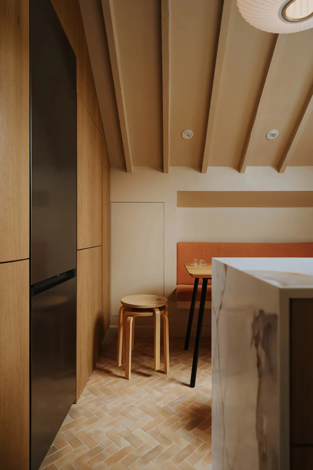 Design contemporain chaleureux et plafonds inclinés : appartement à Londres - Gallery image 1