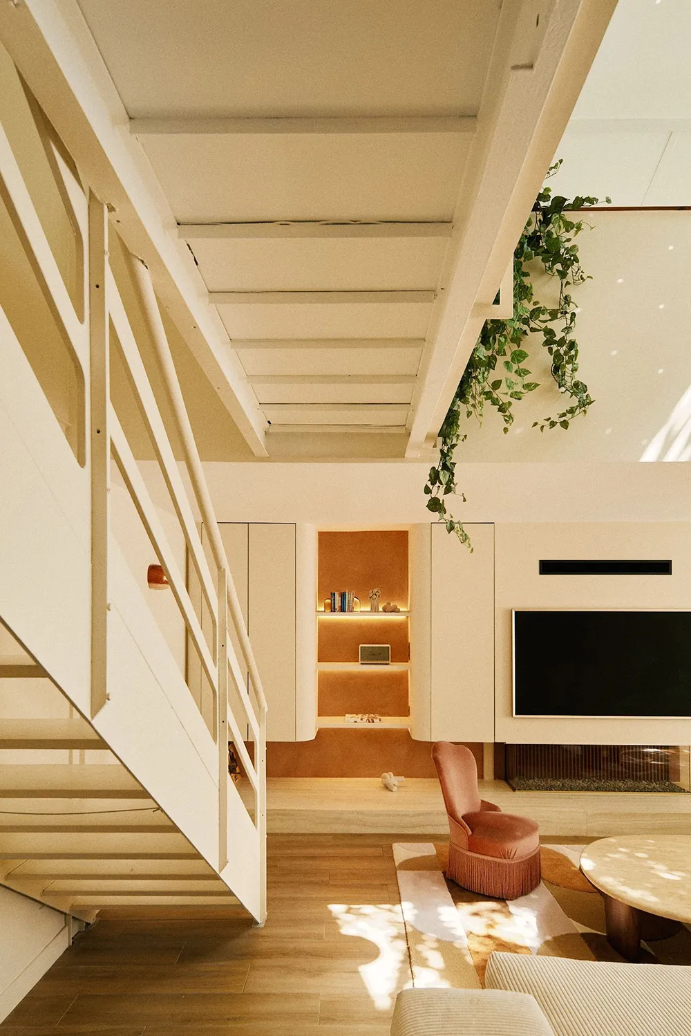 पेरिस में एक अद्भुत घर… जिसके अंदर एक जीवित पेड़ है! - Gallery image 3