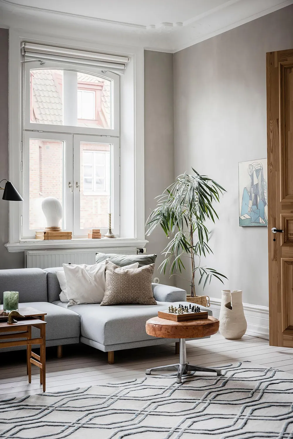 Деревянные двери и смелое искусство: необычная квартира в Гётеборге - Gallery image 1