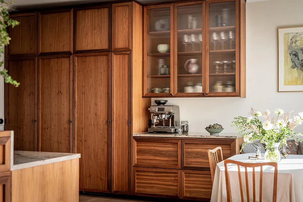 Стильна дерев'яна кухня та вид на сад: квартира в Гетеборзі - Gallery image 4