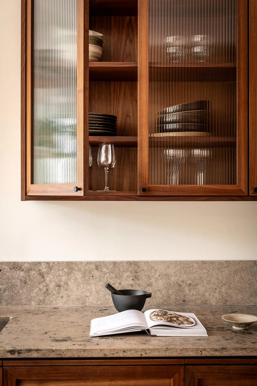 Стильна дерев'яна кухня та вид на сад: квартира в Гетеборзі - Gallery image 12