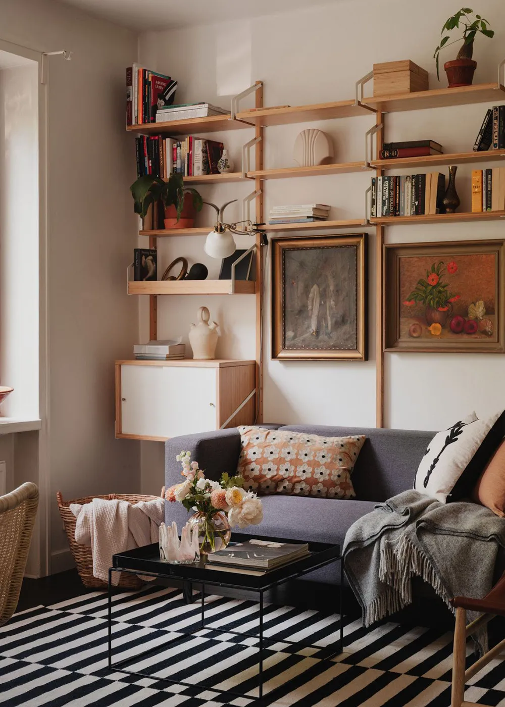 Маленькая шведская квартира с тёмным полом и спальней в нише (35 кв. м) - Gallery image 7