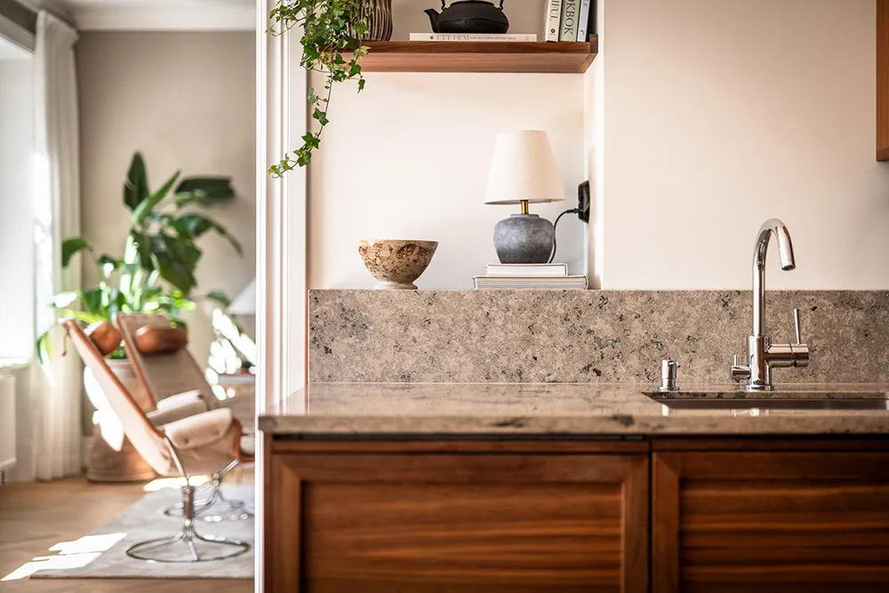 Стильна дерев'яна кухня та вид на сад: квартира в Гетеборзі - Gallery image 15