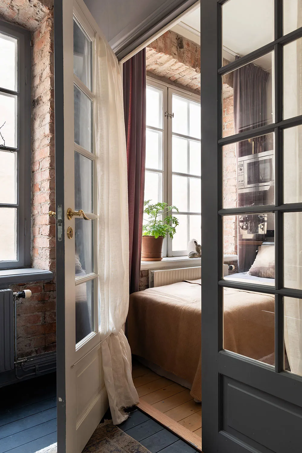 Mezcla de decoración vintage y moderna en el diseño de un apartamento sueco (71 m²) - Gallery image 23