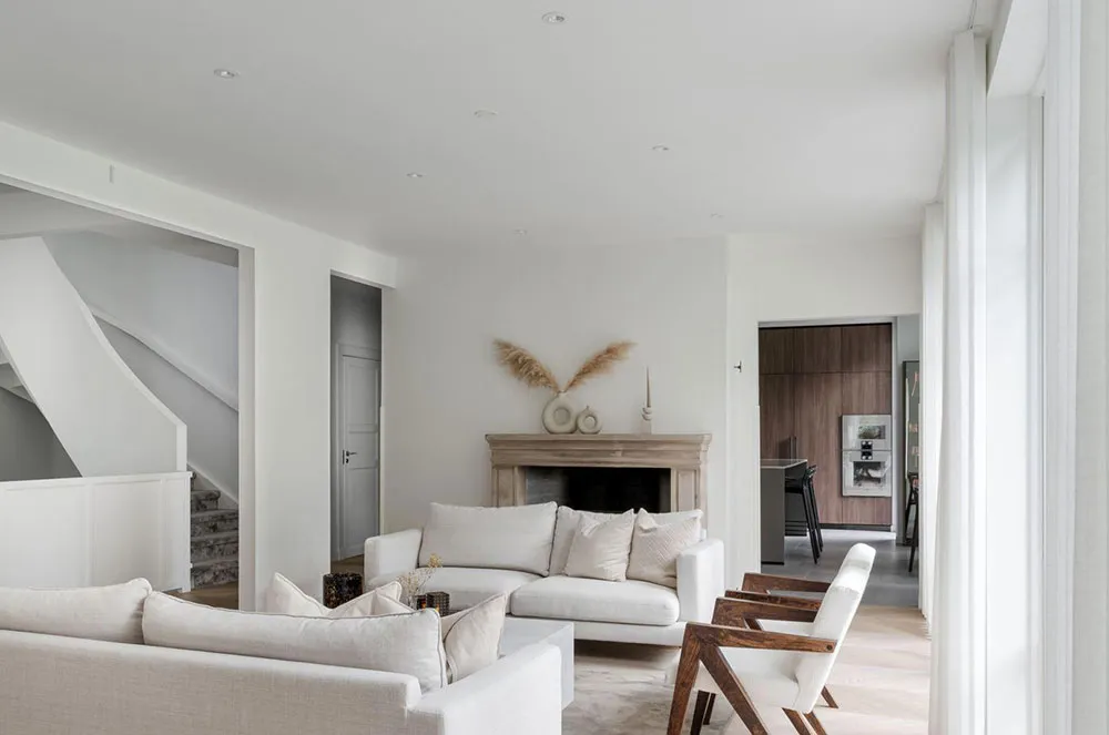 Grandes ventanas y diseño moderno elegante: villa en los suburbios de Estocolmo - Gallery image 4