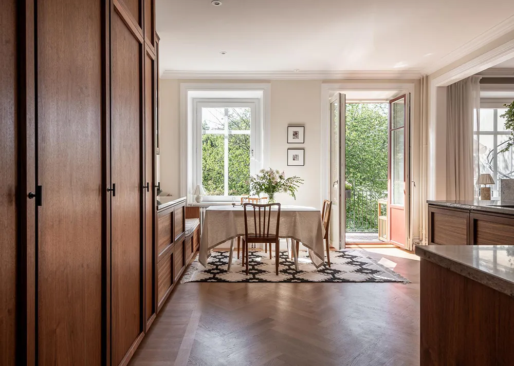 Стильна дерев'яна кухня та вид на сад: квартира в Гетеборзі - Gallery image 5