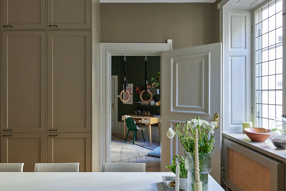 Paredes de café y decoración escandinava acogedora: apartamento en Estocolmo - Gallery image 15