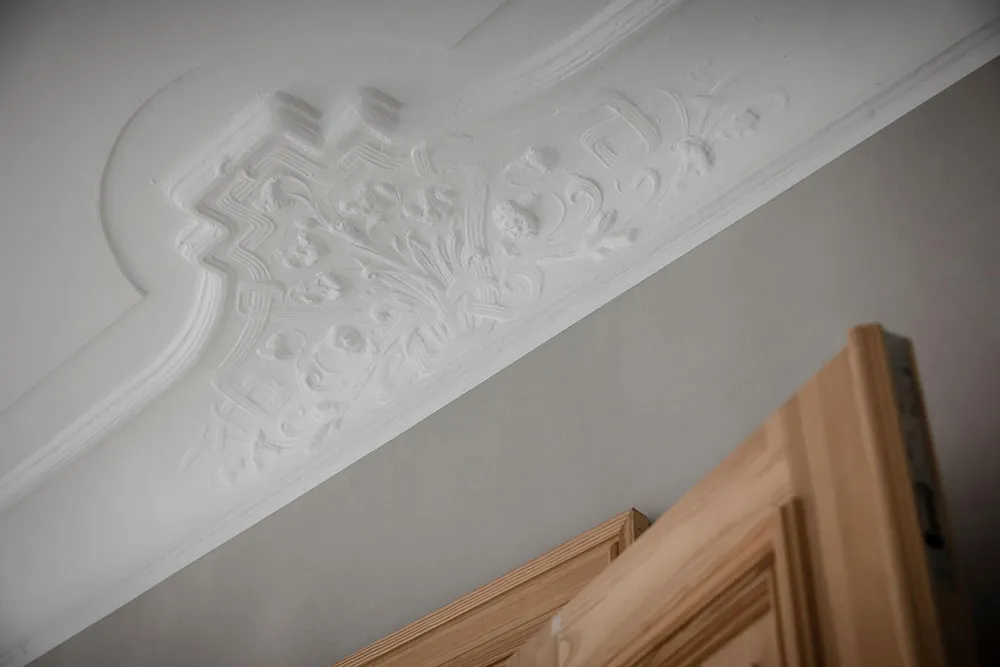 Деревянные двери и смелое искусство: необычная квартира в Гётеборге - Gallery image 4