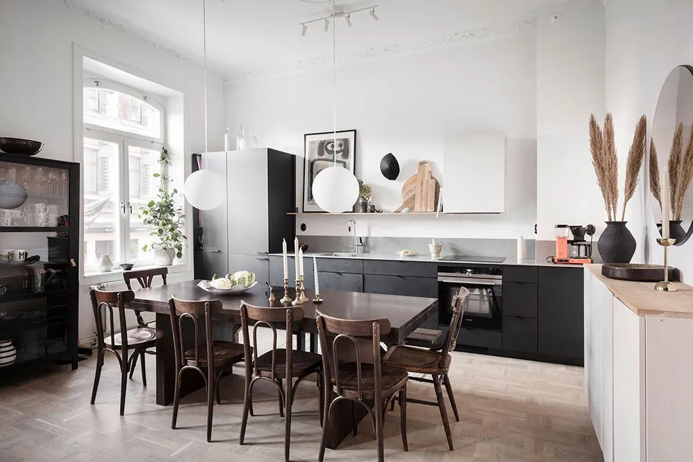 Необычное пространство и чёрные акценты: стильная квартира в Гётеборге - Gallery image 3