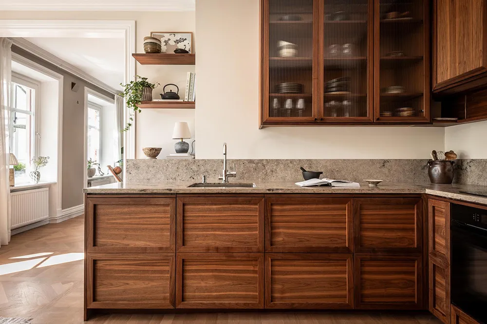 Стильна дерев'яна кухня та вид на сад: квартира в Гетеборзі - Gallery image 3