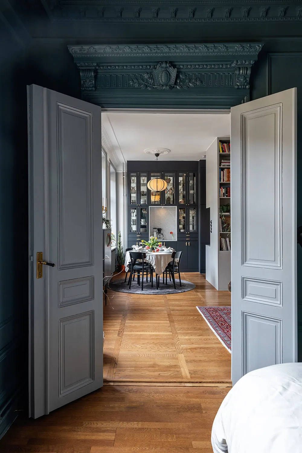 Élegante appartement suédois avec chambre à coucher bleue foncé (62 m²) - Gallery image 9