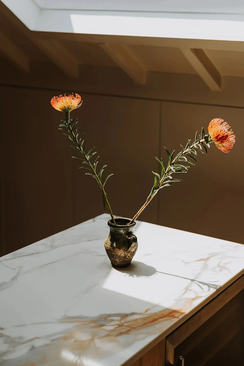 Design contemporain chaleureux et plafonds inclinés : appartement à Londres - Gallery image 2