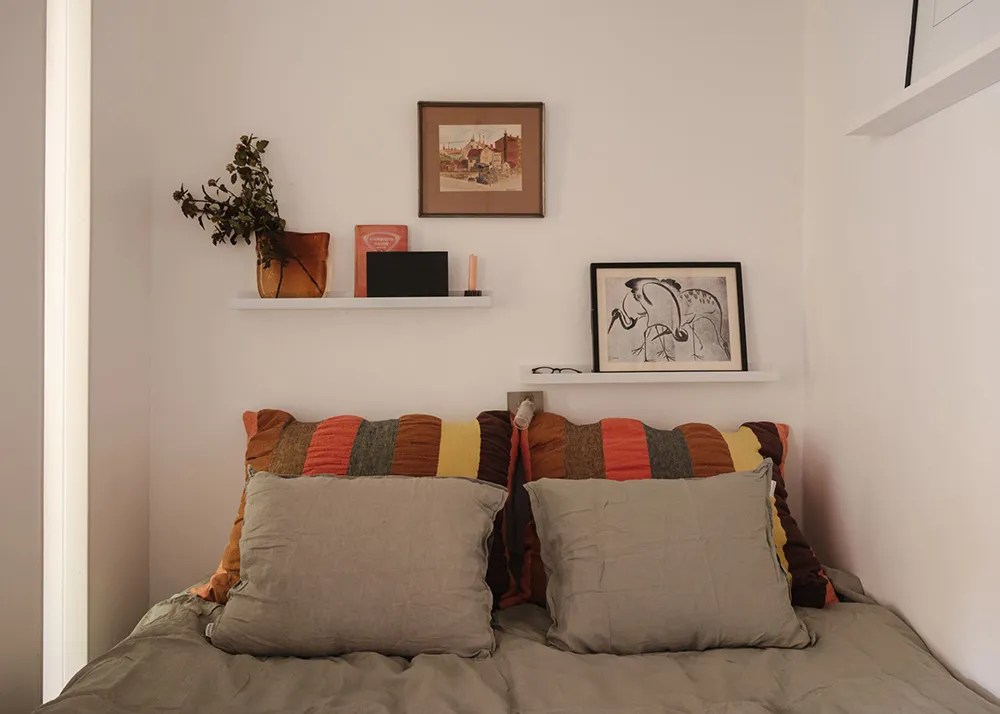 Маленькая шведская квартира с тёмным полом и спальней в нише (35 кв. м) - Gallery image 11